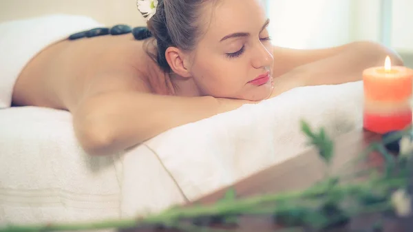 Frau Bekommt Hot Stone Massage Behandlung Durch Professionelle Kosmetikerin Therapeutin — Stockfoto