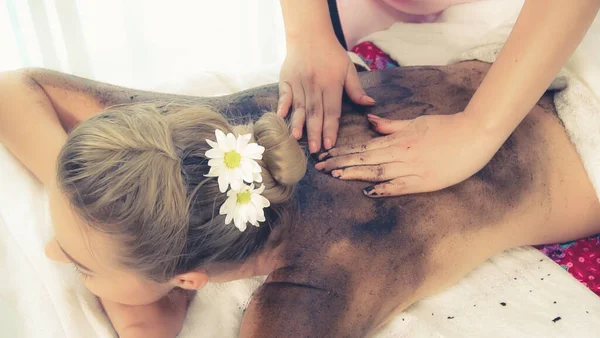 Jovem Relaxada Deitada Uma Cama Spa Para Massagem Limpeza Corporal — Fotografia de Stock