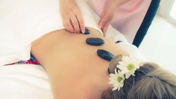 Vrouw Krijgt Hete Stenen Massage Behandeling Door Professionele Schoonheidsspecialiste Therapeut — Stockfoto
