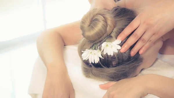 Mujer Relajada Tumbada Cama Spa Para Tratamiento Spa Masaje Cuello —  Fotos de Stock