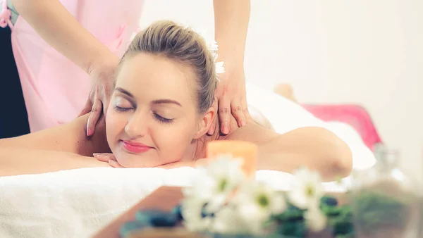 Ontspannen Vrouw Krijgt Terug Massage Luxe Spa Met Professionele Massage — Stockfoto
