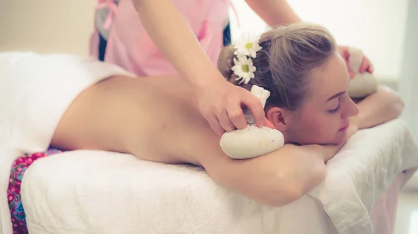 Massagetherapeut Houdt Een Kruidenkompres Een Behandeling Doen Voor Een Vrouw — Stockfoto