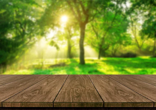 Brown Wood Table Green Blur Nature Background Trees Grass Park — Stock Photo, Image