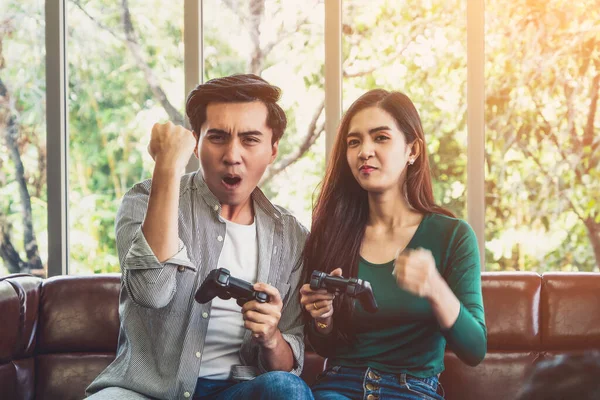 Молодая Счастливая Азиатская Пара Играет Видеоигры Гостиной Весёлые Люди Развлекаются — стоковое фото