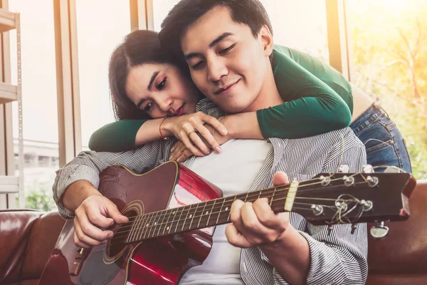 Jovem Casal Asiático Toca Guitarra Canta Música Sala Estar Casa — Fotografia de Stock