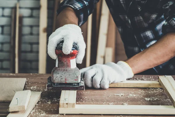 Tesař Pracující Dřevěných Řemeslech Dílně Výrobu Stavebního Materiálu Nebo Dřevěného — Stock fotografie
