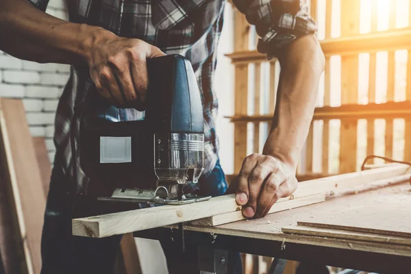 Tischler Der Einer Werkstatt Mit Holzhandwerk Beschäftigt Ist Baumaterial Oder — Stockfoto