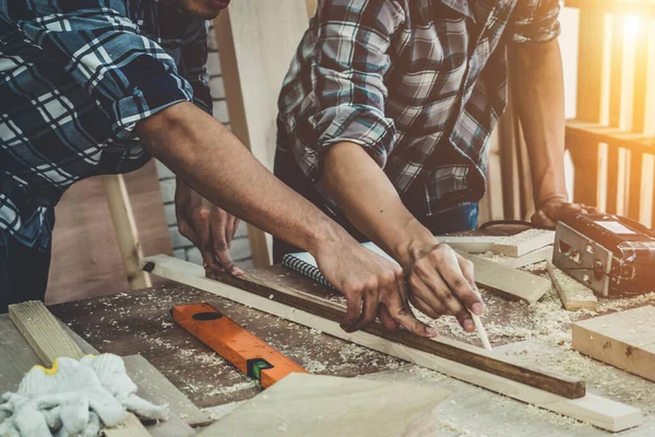 Timmerman Die Werkplaats Aan Houtbewerking Werkt Bouwmateriaal Houten Meubels Produceren — Stockfoto