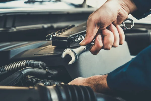 Mecánico Profesional Que Proporciona Servicio Reparación Mantenimiento Automóviles Garaje Para — Foto de Stock