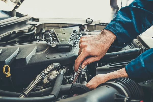 Professionele Monteur Die Auto Reparatie Onderhoud Auto Garage Bedrijfsconcept Autoservice — Stockfoto