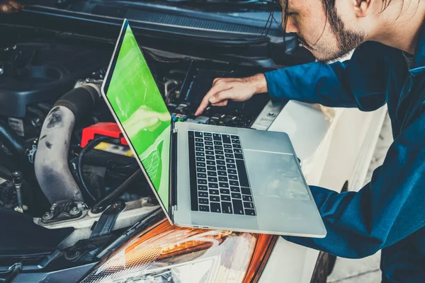 Meccanico Professionista Che Fornisce Servizio Riparazione Manutenzione Auto Garage Auto — Foto Stock