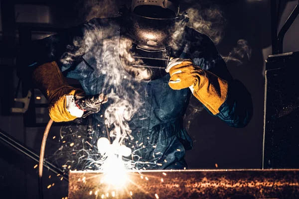 Soldador Metal Que Trabaja Con Máquina Soldadura Por Arco Para —  Fotos de Stock