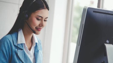 Müşteri destek ajanı ya da kulaklıklı çağrı merkezi telefon görüşmesinde müşteriyi desteklerken masaüstü bilgisayarında çalışır. Operatör hizmeti iş temsili kavramı.