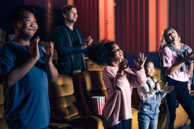 İnsanlar sinema sinemasında film izlerler. Grup eğlence etkinliği ve eğlence konsepti.