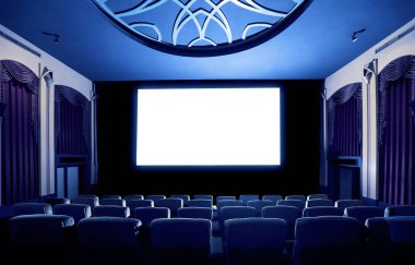Sinematograftan yansıtılan beyaz ekranı gösteren sinema salonundaki koltukların önündeki sinema ekranı. Sinema klasik stil ile dekore edilmiştir. Lüks sinema izleme duygusu için..