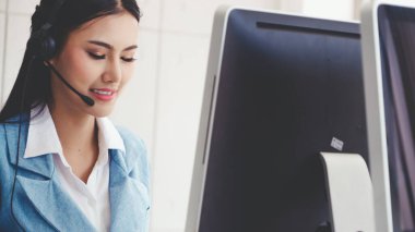 Müşteri destek ajanı ya da kulaklıklı çağrı merkezi telefon görüşmesinde müşteriyi desteklerken masaüstü bilgisayarında çalışır. Operatör hizmeti iş temsili kavramı.
