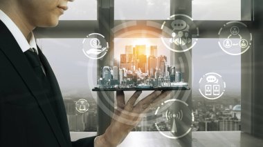Modern yaratıcı telekomünikasyon ve internet ağı akıllı şehirde birleşiyor. 5G kablosuz dijital bağlantı ve gelecekteki şeylerin interneti kavramı.