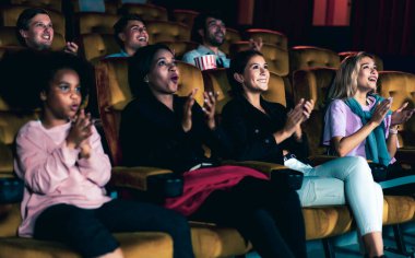 İnsanlar sinema sinemasında film izlerler. Grup eğlence etkinliği ve eğlence konsepti.