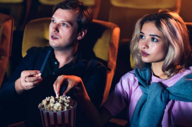 Kafkas aşığı sinemada film izlemeyi ve patlamış mısır yemeyi seviyor.