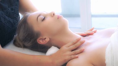 Profesyonel masaj terapisti tarafından masaj yaptıran rahat bir kadın. Sağlık, şifa ve rahatlama konsepti.