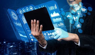 İş Mali Analitik Konsepti için Büyük Veri Teknolojisi. Modern grafik arayüzü ekranda iş satış raporu, kâr tablosu ve hisse senedi eğilimleri analizi hakkında devasa bilgiler gösteriyor.