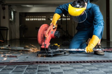 Profesyonel tamirci çelik metali dönen elmas kesici ile kesiyor. Çelik endüstrisi ve atölye konsepti.