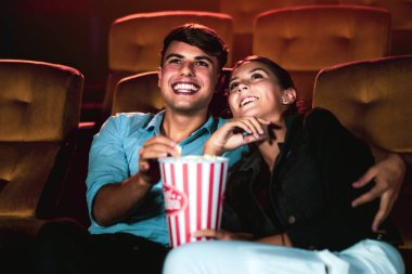 Kadın ve erkek sinema salonunda film izliyorlar. Grup eğlence etkinliği ve eğlence konsepti.