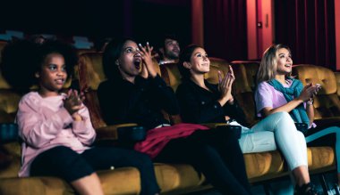 İnsanlar sinema sinemasında film izlerler. Grup eğlence etkinliği ve eğlence konsepti.