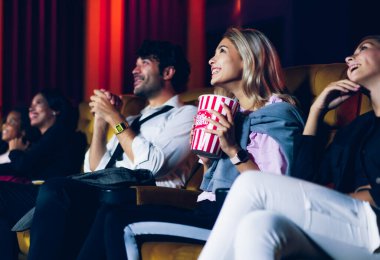 İnsanlar sinema sinemasında film izlerler. Grup eğlence etkinliği ve eğlence konsepti.