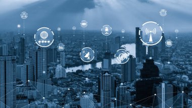 Modern yaratıcı telekomünikasyon ve internet ağı akıllı şehirde birleşiyor. 5G kablosuz dijital bağlantı ve gelecekteki şeylerin interneti kavramı.