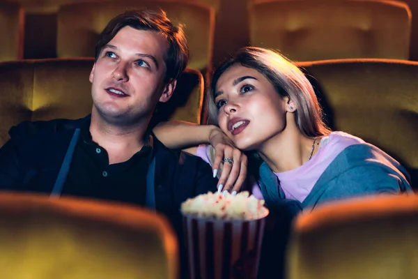 Amante Caucasiano Gostando Assistir Filme Comer Pipocas Juntos Cinema — Fotografia de Stock