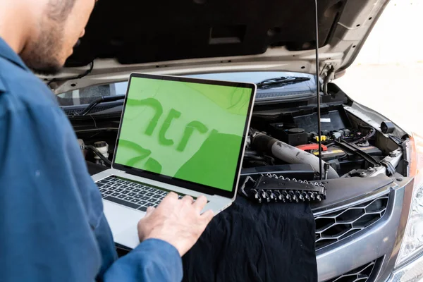 Meccanico Professionista Che Fornisce Servizio Riparazione Manutenzione Auto Garage Auto — Foto Stock