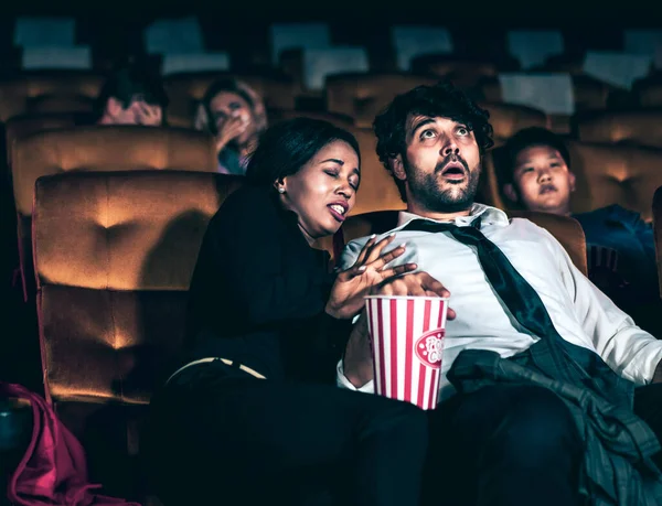 Public Assis Dans Cinéma Regardant Horreur Terrible Une Femme Assise — Photo