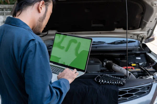 Professionelle Mechaniker Die Autoreparatur Und Wartungsservice Der Autowerkstatt Anbieten Geschäftskonzept — Stockfoto