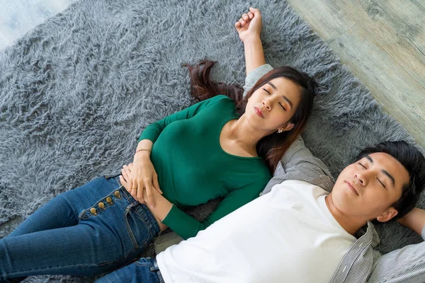 Casal Asiático Feliz Deitado Junto Tapete Chão Sala Estar Amor — Fotografia de Stock