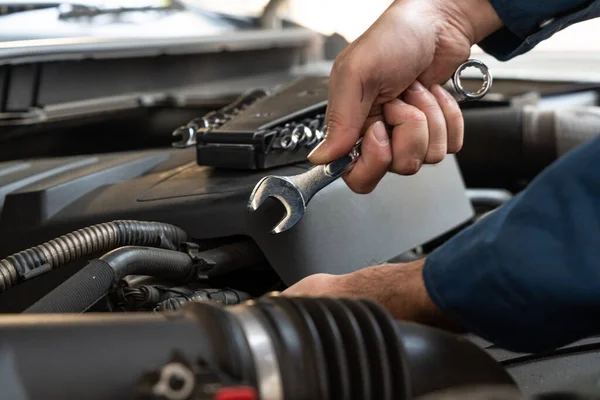 Professionele Monteur Die Auto Reparatie Onderhoud Auto Garage Bedrijfsconcept Autoservice — Stockfoto