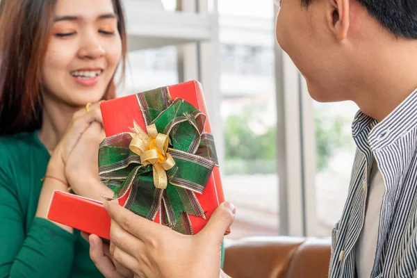 Feliz Pareja Dando Regalo Para Celebrar Aniversario Matrimonio Estilo Vida — Foto de Stock