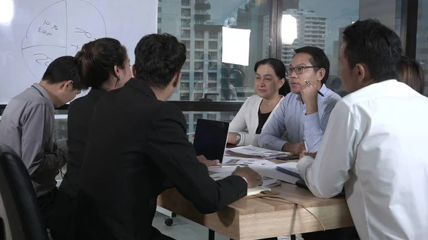Gli Uomini Affari Asiatici Discutono Strategia Marketing Nella Riunione Gruppo — Foto Stock
