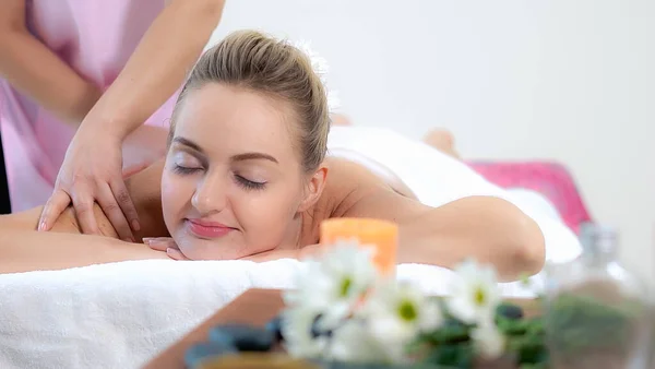 Avslappnad Kvinna Att Tillbaka Massage Lyx Spa Med Professionell Massage — Stockfoto