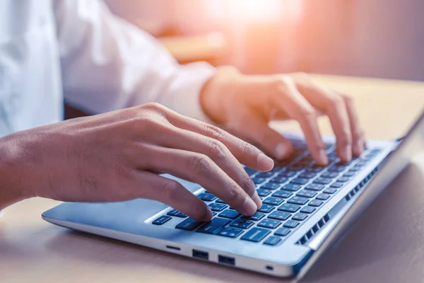 Empresário Mão Digitando Teclado Computador Computador Portátil Escritório Conceito Negócios — Fotografia de Stock