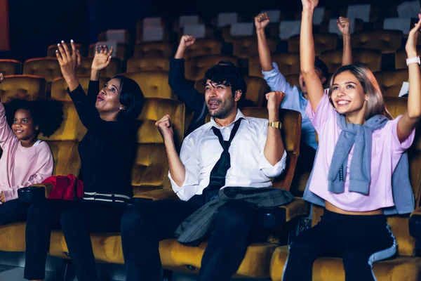 Pubblico Felice Eccitante Nel Cinema Cinematografico Attività Ricreative Gruppo Concetto — Foto Stock