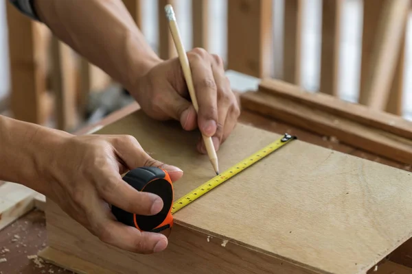 Плотник Работающий Мастерской Производству Строительных Материалов Деревянной Мебели Молодой Азиатский — стоковое фото