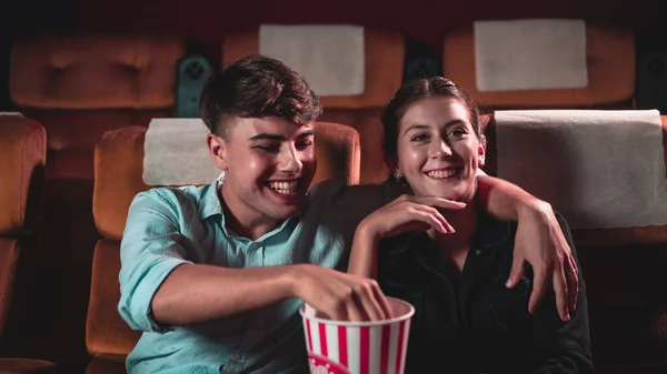 Férfiak Nők Esznek Dobálnak Popcornt Móka Volt Szájukba Venni Színházban — Stock Fotó