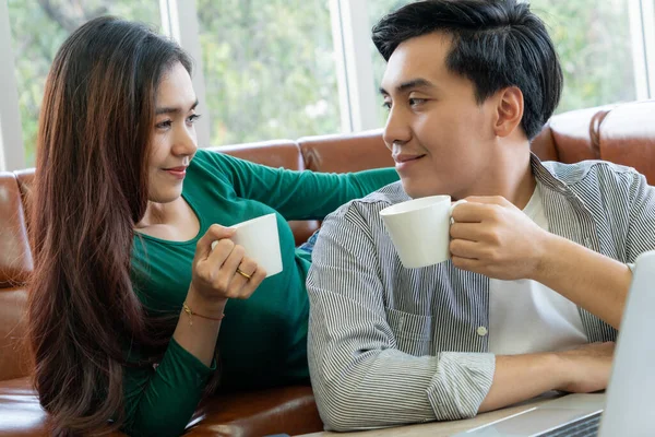 Szczęśliwa Azjatycka Para Pije Kawę Domu Relacje Miłosne Koncepcja Stylu — Zdjęcie stockowe