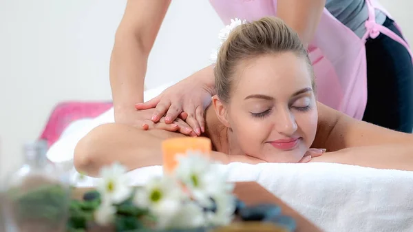 Relaxovaná Žena Dostává Masáž Zad Luxusních Lázních Profesionálním Masážním Terapeutem — Stock fotografie