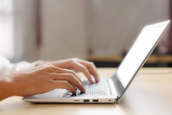 Empresário Mão Digitando Teclado Computador Computador Portátil Escritório Conceito Negócios — Fotografia de Stock