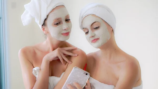 Mooie Vrouw Met Een Gezichtsverzorging Cosmetische Scrub Behandeling Van Professionele — Stockfoto