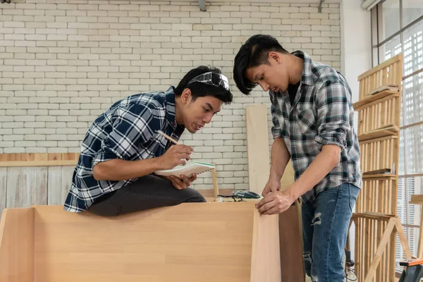 Falegname Che Lavora Artigianato Legno Officina Produrre Materiale Costruzione Mobili — Foto Stock