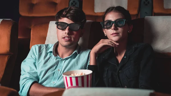 Hombre Mujer Cine Viendo Una Película Con Gafas Con Interés —  Fotos de Stock