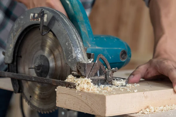 Falegname Che Lavora Artigianato Legno Officina Produrre Materiale Costruzione Mobili — Foto Stock